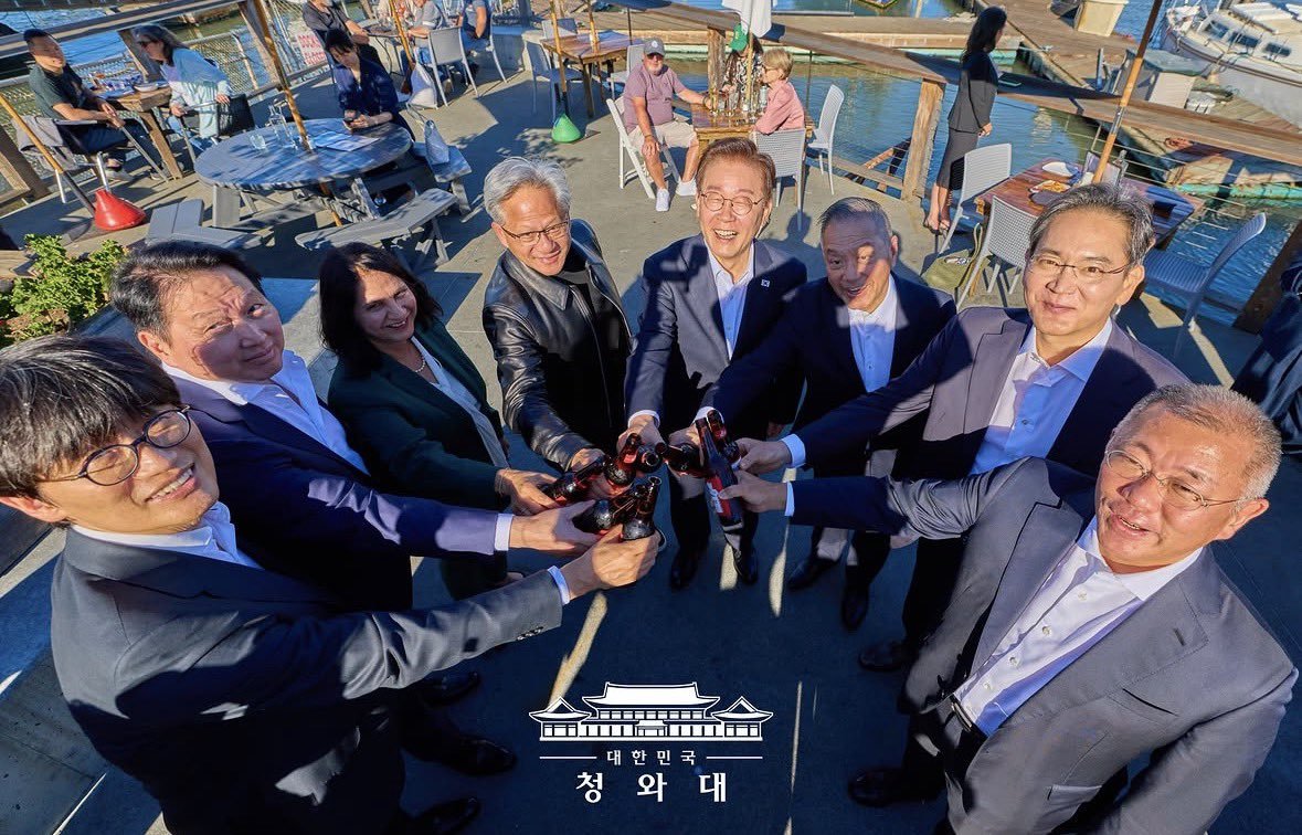President Lee Jae-myung raises a toast with Nvidia CEO Jensen Huang, Broadcom CEO Hock Tan and the heads of Samsung, SK and Hyundai Motor at the AI leaders' dinner in San Francisco on July 24, 2026